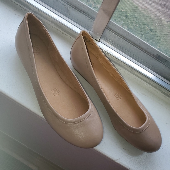 nude color flat shoes